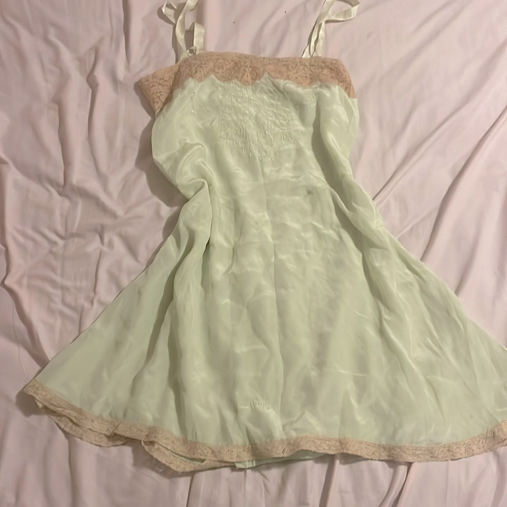 (M) VINTAGE 80'S 100% PURE SILK NIGHTGOWN SLIP WITH FLORAL LACE AND EMBROIDERY